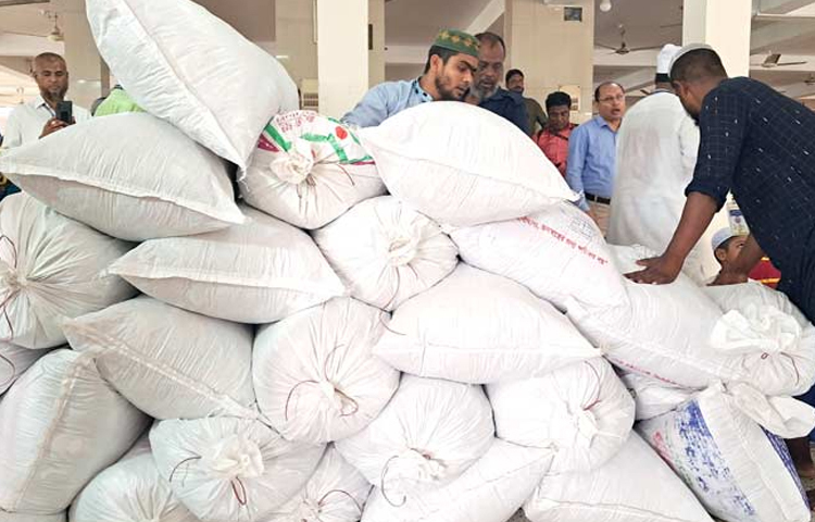 জানা যায়, তিন মাস পর পর দানবাক্সগুলো খোলা হলেও এবার রমজানের কারণে ৪ মাস ১০ দিন পর দানবাক্সগুলো খোলা হয়েছে। এবার দানবাক্সগুলোতে পাওয়া গেছে রেকর্ড ২৭ বস্তা টাকা। ছবি: এসকে রাসেল