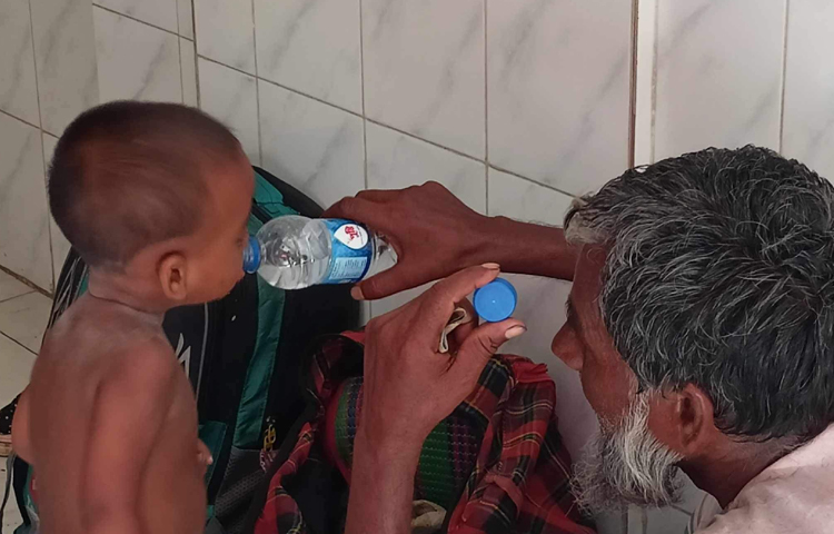 প্রচণ্ড এই গরমে নানা রোগে আক্রান্ত হচ্ছে শিশুরা। ছবি: মাহবুব আলম