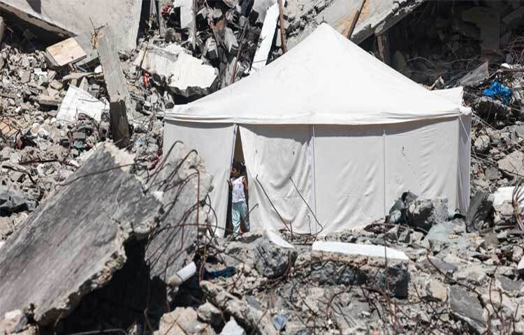 গাজার দক্ষিণাঞ্চলের শহর রাফায় হামলা চালিয়েছে ইসরায়েল। এতে অন্তত ১০ জন নিহত হয়েছেন। তাদের মধ্যে অধিকাংশই নারী ও শিশু। ছবি: এএফপি