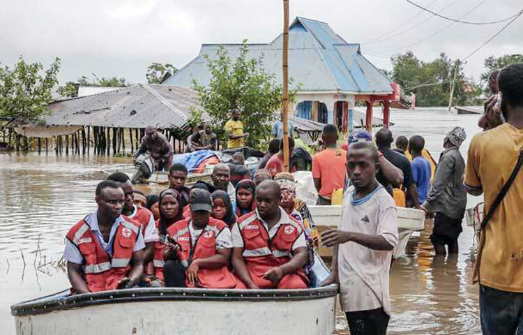 আফ্রিকার দেশ তানজানিয়ায় গত কয়েক সপ্তাহ ধরে ভারী বৃষ্টি হচ্ছে। এতে ভূমিধসের মতো ঘটনা ঘটছে। এমন পরিস্থিতিতে দেশটিতে এখন পর্যন্ত ১৫৫ জনের প্রণাহানি হয়েছে। আহত হয়েছেন ২৩৬ জন। ছবি: এএফপি