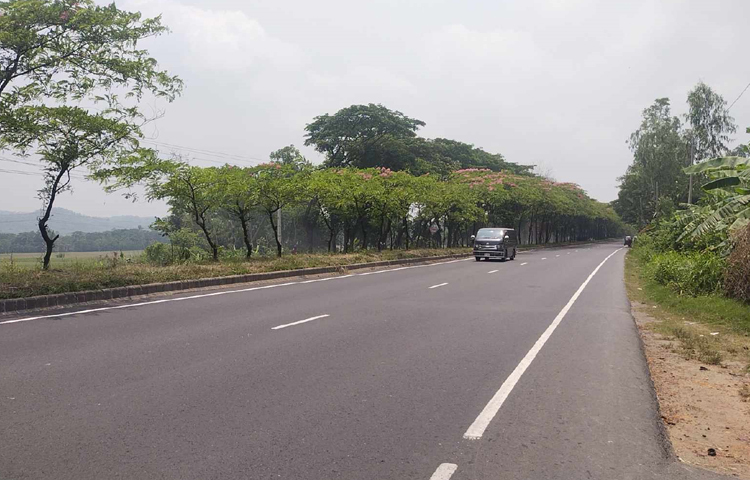 মাঝে মধ্যে দু’একটি পণ্যবোঝাই গাড়ি চলাচল করলেও অন্যদিনের তুলনায় অপ্রতুল। ছবি: এম মাঈন উদ্দিন