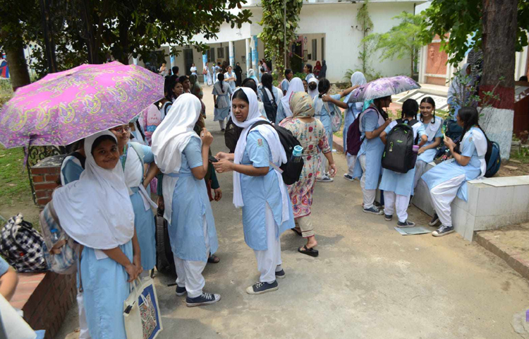 সহপাঠীদের সঙ্গে আড্ডায় মেতেছেন তারা। ছবি: বিপ্লব দীক্ষিত