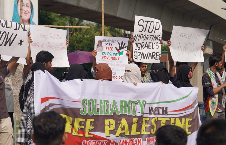 তিনি বলেন, আমরা এই বিশ্বব্যবস্থা এবং আমেরিকার বর্তমান অবস্থা নিয়ে শঙ্কিত। যেসব আর্মিরা গণহত্যা চালাচ্ছে। তারা হত্যার ভিডিও ছড়িয়ে দিচ্ছে অনলাইনে। ছবি: হাসান আলী