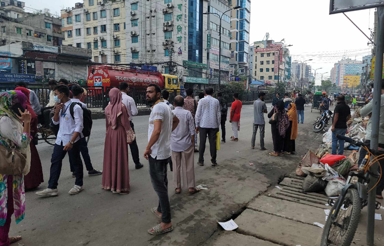 এছাড়া নতুন বাজারেও প্রায় ঘণ্টাখানেক সড়ক অবরোধ করে রাখেন অটোরিকশাচালকরা। ছবি: আবদুল্লাহ আল মিরাজ