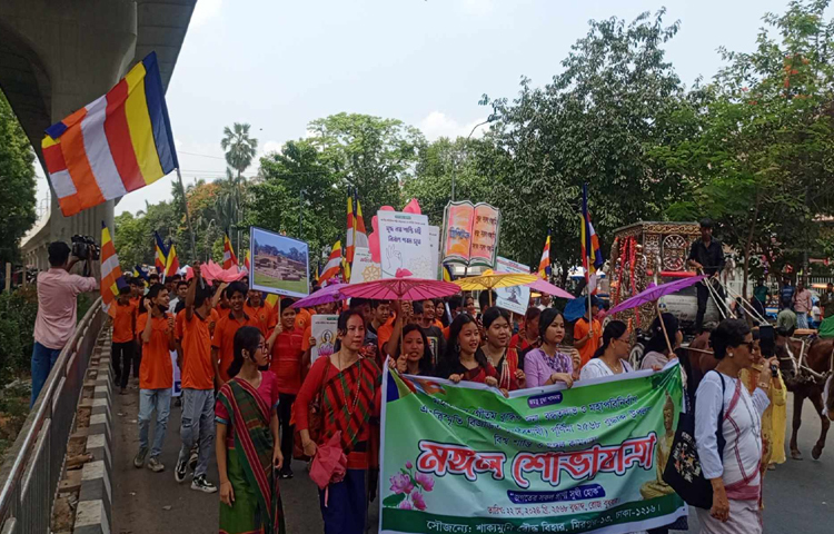 এদিকে শান্তির শোভাযাত্রা শাহবাগ জাতীয় জাদুঘরের সামনে থেকে শুরু হয়ে রমনা, মৎস্য ভবন ঘুরে পুনরায় শাহবাগ এসে আবার ঢাকা বিশ্ববিদ্যালয়ের টিএসসি হয়ে কেন্দ্রীয় শহীদ মিনারে গিয়ে শেষ হয়। ছবি: হাসান আলী