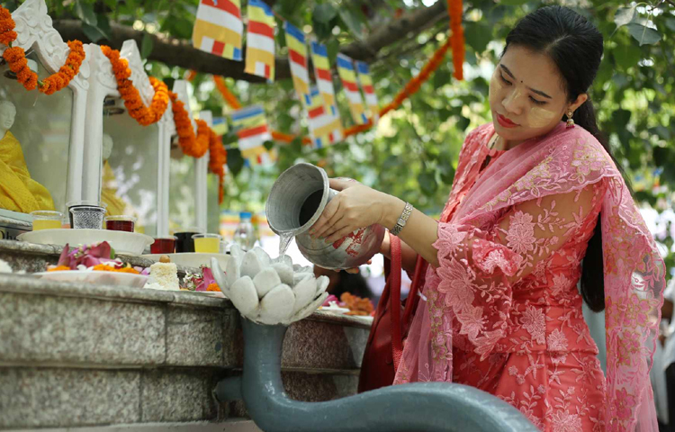 বটবৃক্ষকে পানি ঢেলে বৃক্ষ সেবায় নিয়োজিত থেকে দিনটি পালন করছেন বৌদ্ধের অনুসারীরা। ছবি: মাহবুব আলম