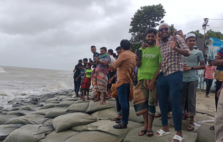 আবহাওয়া অফিস পটুয়াখালী কার্যালয় সূত্র জানায়, পায়রা সমুদ্রবন্দর থেকে ২০০ কিলোমিটার দক্ষিণে অবস্থান করছে ঘূর্ণিঝড় রিমাল। এরই মধ্যে বাংলাদেশের উপকূলীয় এলাকায় প্রবল ঘূর্ণিঝড়ের অগ্রভাগের প্রভাবে দমকা হাওয়াসহ বৃষ্টি শুরু হয়েছে। ছবি: আসাদুজ্জামান মিরাজ
