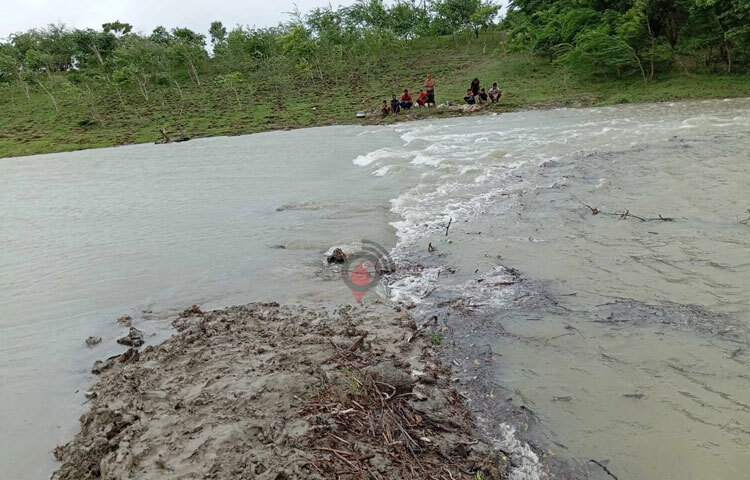 তলিয়ে গেছে মাছের ঘের। ছবি: আসাদুজ্জামান মিরাজ