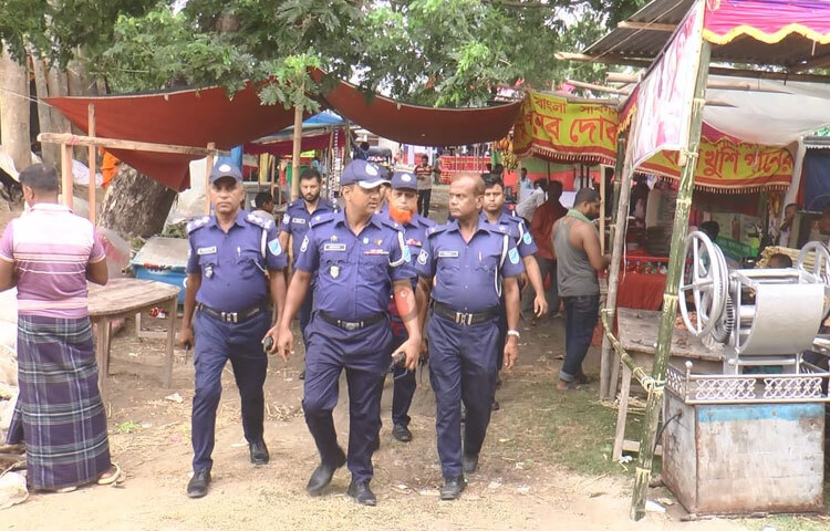 এ মেলায় জনসাধারণের নিরাপত্তা নিশ্চিতের জন্য নিয়োজিত আছে আইন-শৃঙ্খলা বাহিনীর সদস্যরা। ছবি: আয়শা সিদ্দিকা আকাশী