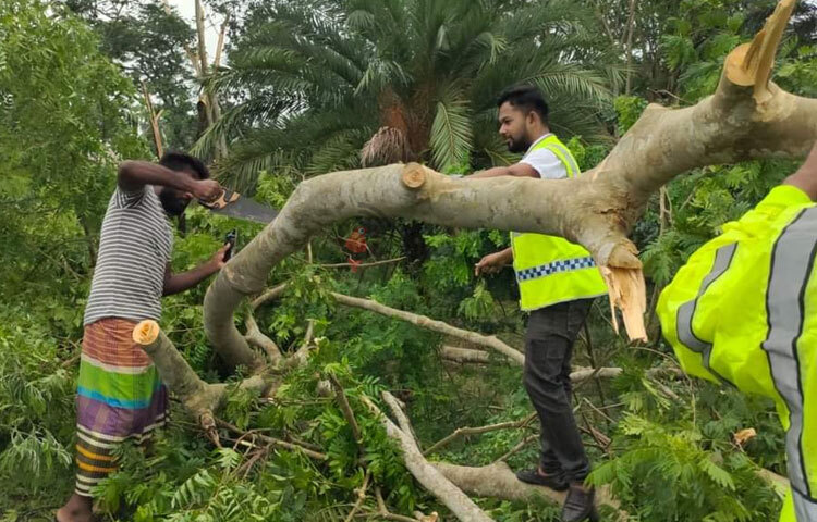 একই সঙ্গে রিমালের পরবর্তী উদ্ধার তৎপরতায় কাজ করছে মহিপুর থানা পুলিশ। ছবি: আসাদুজ্জামান মিরাজ