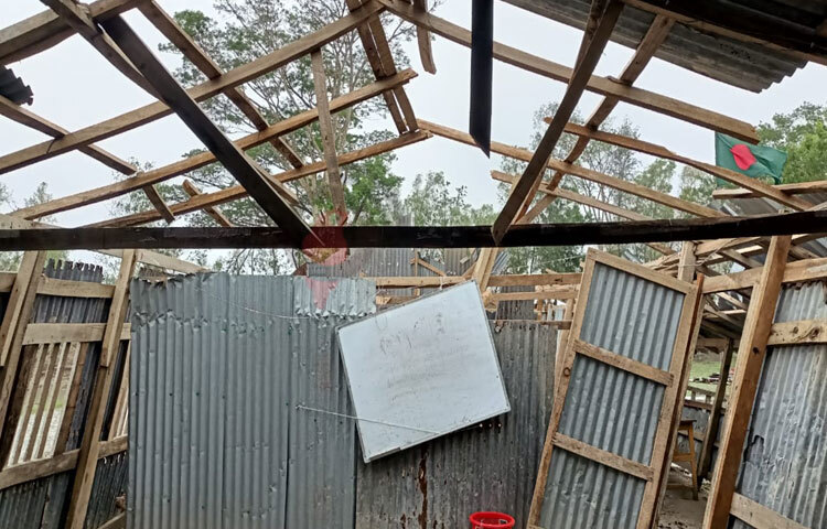 ঝড়ে উড়ে গেছে অনেক স্কুলের চালা। ছবি: আসাদুজ্জামান মিরাজ