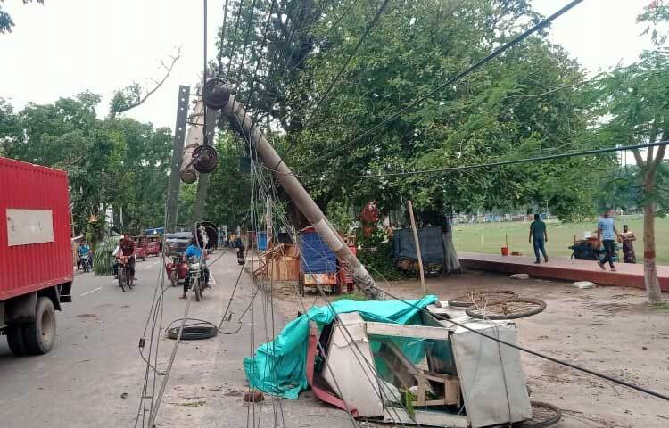 উড়ে গেছে অসংখ্য ঘরের টিনের চালা। ছবি: এমদাদুল হক মিলন