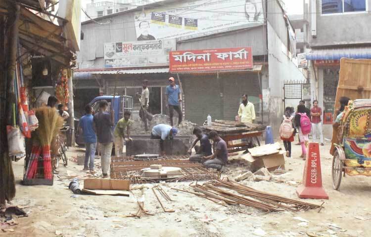 রাজধানীর বেশিরভাগ সড়কে খোঁড়াখুঁড়ি এখন নগরবাসীর কাছে নিত্যনৈমিত্তিক ব্যাপার। বর্ষার শুরুতে দুই সিটির দেড় শতাধিক সড়কে চলছে বিভিন্ন সেবা সংস্থার সমন্বয়হীন খোঁড়াখুঁড়ি। সঙ্গে পাল্লা দিয়ে বাড়ছে যানজট ও ভোগান্তি। ছবি: বিপ্লব দীক্ষিত