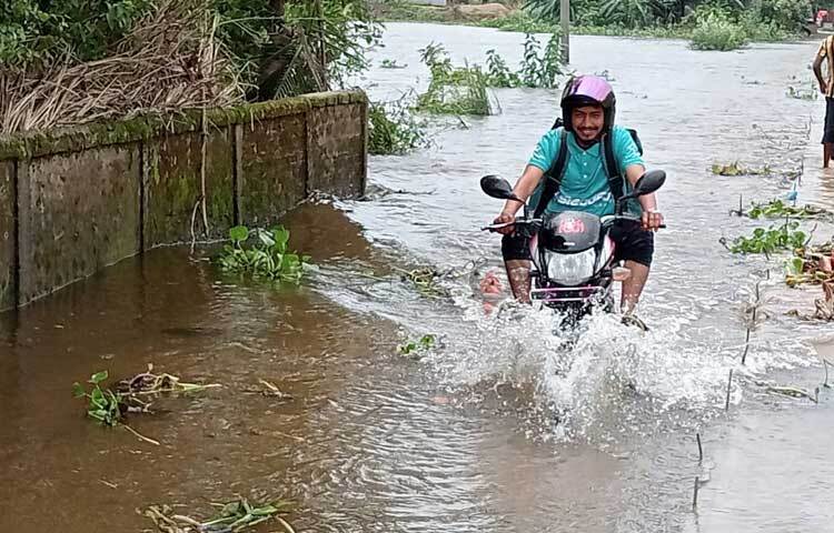 বন্যার আতঙ্ক আর উৎকণ্ঠায় সময় পার করছেন ভাটির জেলার বাসিন্দারা। ছবি: লিপসন আহমেদ