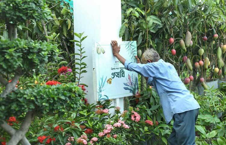 প্রথমদিন মেলায় ক্রেতার সংখ্যা তুলনামূলক কম ছিল। ছবি: মাহবুব আলম