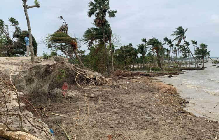 পাথরঘাটাতে পানিবন্দি হয়ে পড়েছেন প্রায় কয়েক হাজার মানুষ। ছবি: আরিফুর রহমান