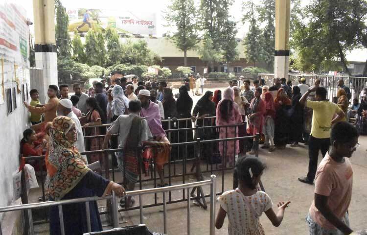 তবে যাত্রা শুরুর এক ঘণ্টা আগে কমিউটার ট্রেনের টিকিট কাউন্টার থেকে দেওয়া হচ্ছে। আর টিকিটের জন্য নির্দিষ্ট সময়ের আগ থেকেই কমলাপুর স্টেশনের কাউন্টারে অবস্থান করছেন কমিউটারের যাত্রীরা। ছবি: বিপ্লব দীক্ষিত