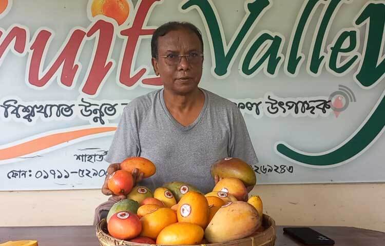 চার বছর ধরে রাসায়নিক ও বিষমুক্ত বিদেশি ফলের চাষ করেছেন উদ্যোক্তা। ছবি: শরীফুল ইসলাম