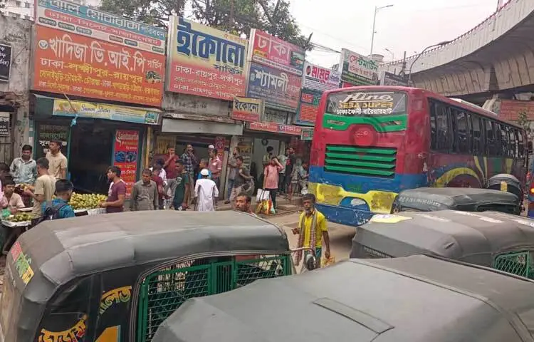 রাজধানীর গুলিস্তান, মহাখালী, গাবতলী, সায়েদাবাদ বাস টার্মিনালসহ বেশিরভাগ দূরপাল্লার বাস কাউন্টারে ভিড় করছেন ঘরমুখো মানুষ। ছবি: আসাদুজ্জামান মিরাজ