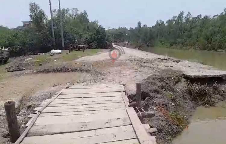 যোগাযোগ ও স্বাস্থ্যব্যবস্থা ভেঙে পড়ায় মানবিক বিপর্যয়ে পড়েছেন ইউনিয়নের বাসিন্দারা। ছবি: ইকবাল হোসেন মজনু