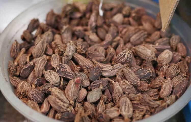 প্রতিকেজি এলাচের দাম এখন তিন হাজার ৬০০ টাকা। ছবি: মাহবুব আলম