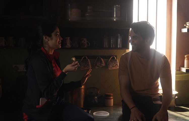 জানা গেছে, ‘মিস্টার অ্যান্ড মিসেস মাহি’ নির্মাণের পেছনে নির্মাতারা ৪০ কোটি মতো ব্যয় করেছেন। হিটের মুখ দেখতে হলে বক্স অফিস থেকে তাদের ৮০ কোটি রুপির মতো আয় করতে হবে।