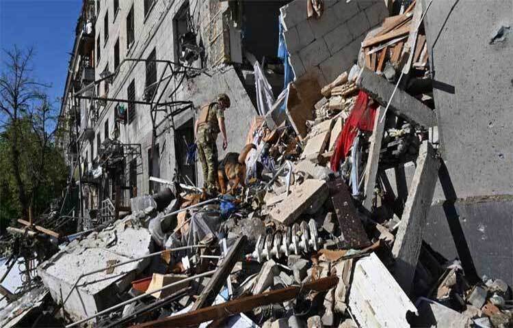 ইউক্রেনের একটি আবাসিক ভবনে হামলা চালিয়েছে রাশিয়া। এতে দুজন নিহত হয়েছে এবং আহত হয়েছে আরও অর্ধশত মানুষ। ছবি: এএফপি