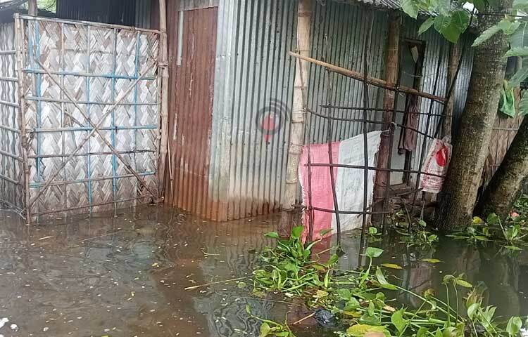 এখনো অনেকেই আশ্রয়কেন্দ্রে অথবা বিভিন্ন বাঁধে খোলা আকাশের নিচে বসবাস করছে। ছবি: লিপসন আহমেদ