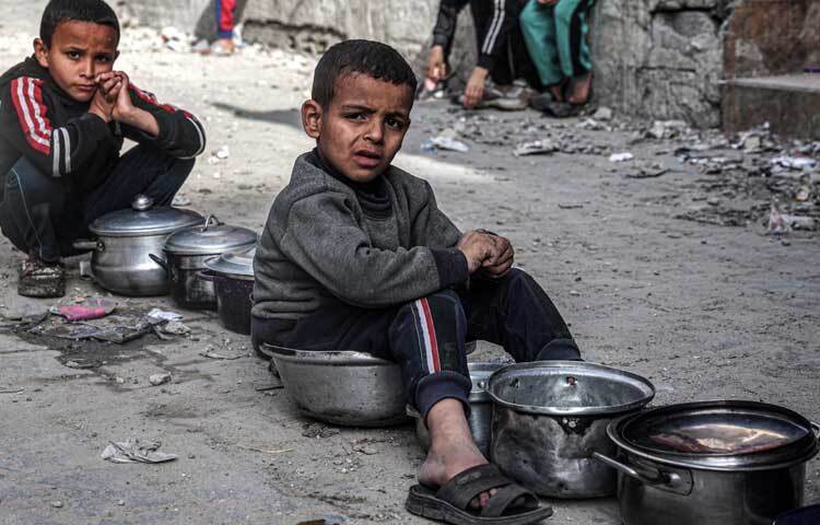 তীব্র ক্ষুধায় ছটফট করছে গাজার ছোট ছোট শিশু, নারী, পুরুষ এবং বয়স্ক লোকজন। ছবি: এএফপি