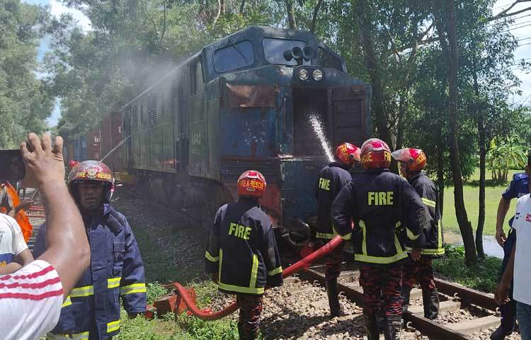মিরসরাই ফায়ার স্টেশন সার্ভিস অ্যান্ড সিভিল ডিফেন্সের স্টেশন কর্মকর্তা ইমাম হোসেন পাটোয়ারি জানান, বড়তাকিয়া স্টেশন মাস্টার থেকে খবর পাই যে ট্রেনের ইঞ্জিনে আগুন লেগেছে। পরে ঘটনাস্থলে গিয়ে প্রথমে আমাদের পানিবাহী গাড়ি থেকে পানি দিয়ে আগুন নিয়ন্ত্রণের চেষ্টা করি। পরবর্তীতে পাম্পগুলো বসিয়ে পুরোপুরি আগুন নিয়ন্ত্রণে নিয়ে আসি। ছবি: এম মাঈন উদ্দিন