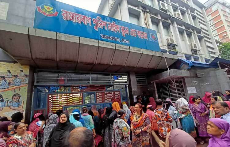 রাজধানীর রাজারবাগ পুলিশ লাইন্স স্কুল অ্যান্ড কলেজের সামনে অভিভাবকদের ভিড়। ছবি: মাহবুব আলম