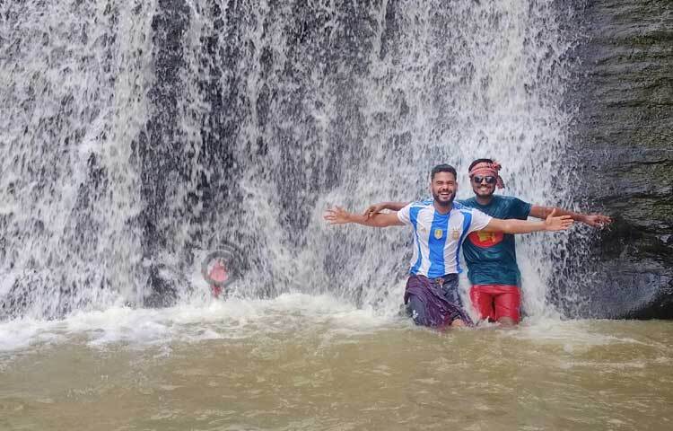 ছলাৎ-ছলাৎ শব্দে বয়ে চলা ঝরনা ধারায় গা ভিজিয়ে নিজেকে সতেজ করে নিচ্ছেন পর্যটকরা। ছবি: এম মাঈন উদ্দিন