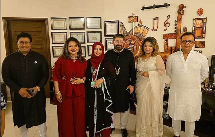 ঘরোয়া আড্ডার ফাঁকে এক সঙ্গে ক্যামেরাবন্দি হয়েছেন ফেরদৌস, আঁখি আলমগীর, শাবনাজ, নাঈম, দিঠি আনোয়ার ও রিয়াজ। ছবি : ফেসবুক থেকে