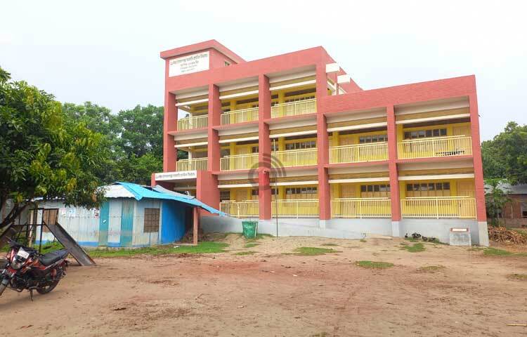 শুধু ফেরিঘাট আর বসতবাড়িই নয়, ভাঙন ঝুঁকিতে রয়েছে একটি সরকারি প্রাথমিক বিদ্যালয়ও। ছবি: রুবেলুর রহমান