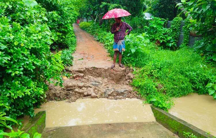ভেঙে পড়েছে সেতু। ফলে ভোগান্তিতে পড়েছেন এলাকাবাসী। ছবি: এম মাঈন উদ্দিন