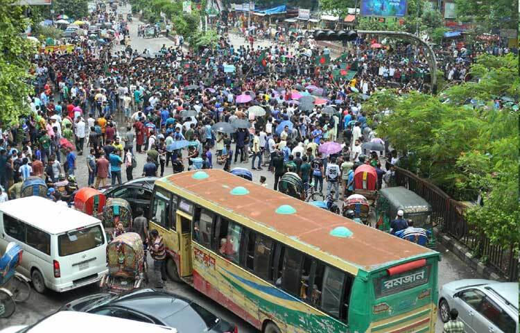 এর আগেও গতকাল বিকেলে ঢাকা বিশ্ববিদ্যালয় ক্যাম্পাস থেকে বিক্ষোভ মিছিল নিয়ে শাহবাগে আসেন শিক্ষার্থীরা। এরপর শাহবাগ মোড় অবরোধ করেন। ছবি: মাহবুব আলম
