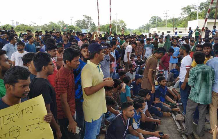 এসময় রাজশাহী শহরের ভদ্রা থেকে খড়খড়ি বাইপাসের সব যান চলাচল বন্ধ হয়ে যায়। এতে ভোগান্তিতে পড়ে সাধারণ মানুষ। ছবি: মনির হোসেন মাহিন