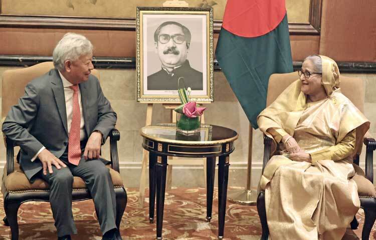 বেইজিংয়ে প্রধানমন্ত্রীর আবাসস্থলের দ্বিপাক্ষিক মিটিংরুমে প্রধানমন্ত্রী শেখ হাসিনার সঙ্গে সৌজন্য সাক্ষাৎ করেন এশিয়ান ইনফ্রাস্ট্রাকচার ইনভেস্টমেন্ট ব্যাংকের (এআইআইবি) প্রেসিডেন্ট জিন লিকুন। ছবি: ইয়াসিন কবির জয়