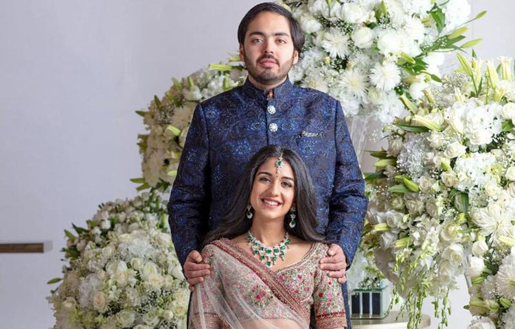 আম্বানি পরিবারের বিয়েতে সাজ-সজ্জার কোনো কমতি থাকবে না-এটাই স্বাভাবিক! বর্ণিল ফুল ও ঝলমলে আলোর রোশনাইয়ে সেজেছে অনন্ত-রাধিকার বিয়ে আসর। প্রায় এক বছর ধরে চলা বিবাহ-পূর্ববর্তী অনুষ্ঠানের পরে আজ  সাতপাকে বাঁধা পড়তে যাচ্ছেন ভারতের শীর্ষ ধনী মুকেশ আম্বানিপুত্র অনন্ত আম্বানি। ছবি: সংগৃহীত