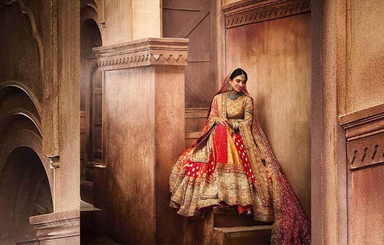 বিদায় অনুষ্ঠানে রাধিকাকে লেহেঙ্গা পরিয়ে দিয়েছিলেন বিশেষজ্ঞ ডলি জৈন। ছবি: ইনস্টাগ্রাম