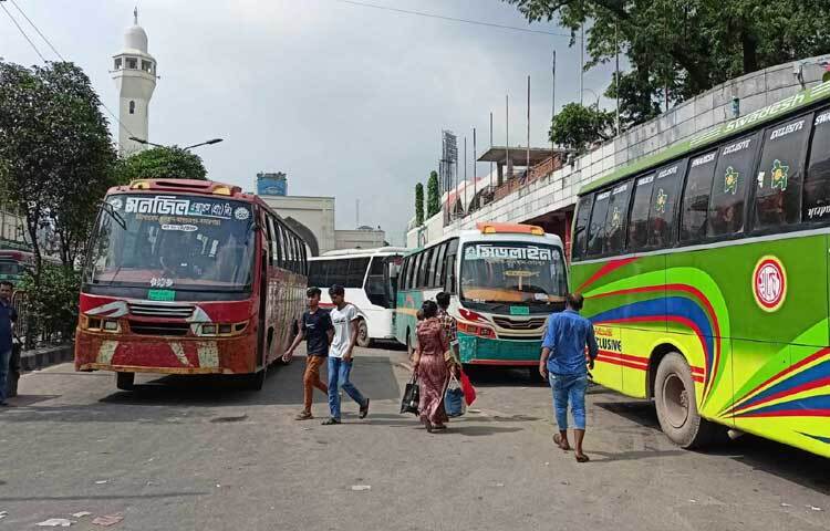 এছাড়া অবরোধের ফলে রাজধানীর মৎস্য ভবন, পল্টন, গুলিস্তান, সদরঘাট রোড, মতিঝিলসহ আশপাশের এলাকা অবরোধের কারণে স্থবির হয়ে পড়েছে। ছবি: তৌহিদুজ্জামান তন্ময়