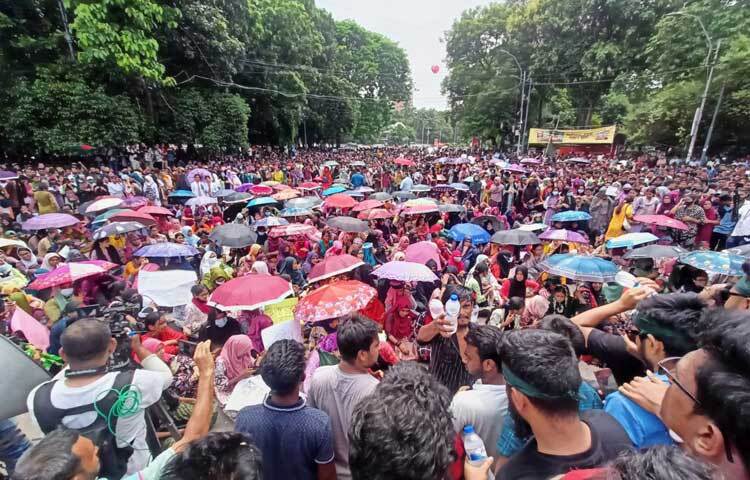 কোটা সংস্কারের দাবিতে আন্দোলনরত শিক্ষার্থীদের স্লোগানে মুখরিত পুরো বিশ্ববিদ্যালয় এলাকা। ছবি: মাহবুব আলম