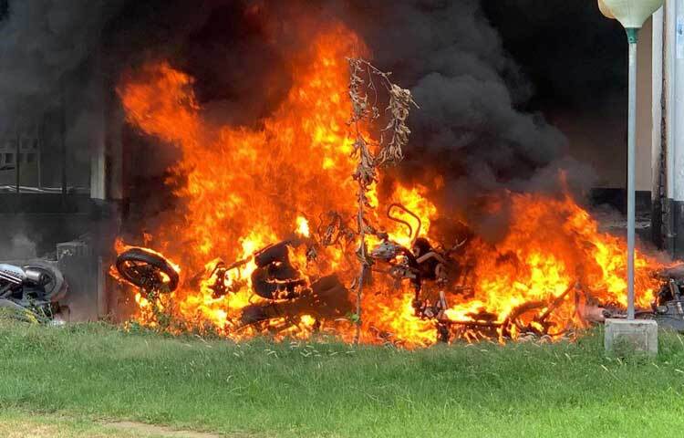 এসময় আগুন ছড়িয়ে পড়লে ভেতরে আটকা পড়েন হলের সাধারণ শিক্ষার্থীরা। ছবি: সাখাওয়াত হোসেন