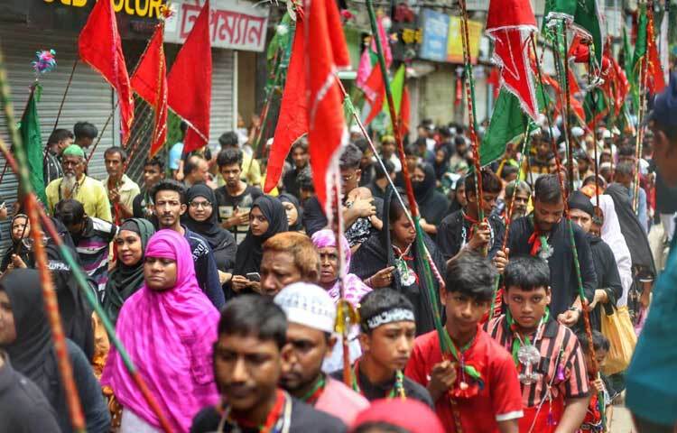 আজ সকাল ১০টা ২০ মিনিটে রাজধানীর হোসেনি দালান থেকে মিছিলটি শুরু হয়। ছবি: মাহবুব আলম