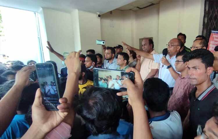 চলমান কোটা আন্দোলনকারীদের ওপর যেন কোনো মামলা না হয় তা প্রশাসনকে নিশ্চিত করতে হবে। প্রতিটি হলে নিয়মিতভাবে সিট বণ্টনের দায়িত্ব হল প্রশাসনকে নিতে হবে। ছবি: মনির হোসেন মাহিন