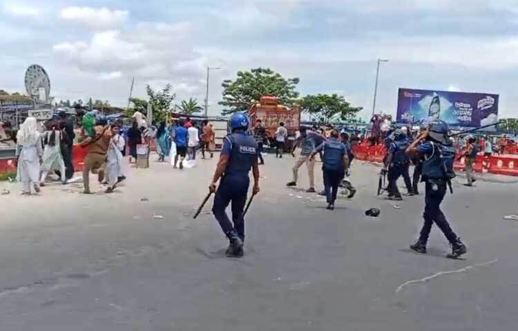 দুজনকে আটক করায় ক্ষিপ্ত হয়ে পুলিশকে ধাওয়া দেন শিক্ষার্থীরা। পরে পুলিশ থানার ভেতরে গিয়ে অবস্থান নেয়। সে সময় থানাকে লক্ষ করে উত্তেজিত শিক্ষার্থীরা ইট-পাটকেল নিক্ষেপ করতে থাকেন। ছবি: আরাফাত রায়হান সাকিব