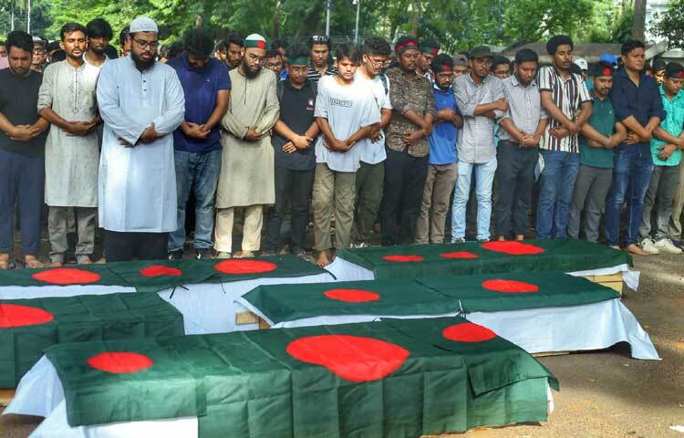 ঢাকা বিশ্ববিদ্যালয়ের উপাচার্যের বাসভবনের সামনে গায়েবানা জানাজা কর্মসূচি কোটা সংস্কারের দাবিতে আন্দোলনকারী শিক্ষার্থীদের। ছবি: মাহবুব আলম