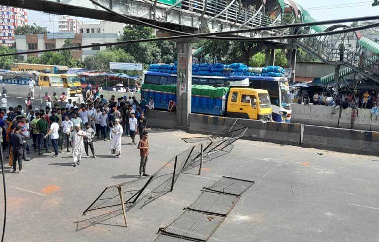 মহাসড়কের রায়েরবাগ অংশে ব্যারিকেড দেওয়ার কারণে ঢাকা থেকে কোনো গাড়ি বের হতে পারছে না। ফলে অনেক গাড়ি আটকা পড়েছে। এর মধ্যে পণ্যবাহী গাড়ির সংখ্যা বেশি। পাশাপাশি দূরপাল্লার বাস, সিএনজিচালিত অটোরিকশাও রয়েছে। ছবি: মাসুদ রানা