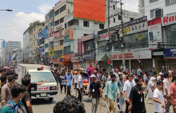 অবরোধ ভেঙে লাশবাহী গাড়ি যাওয়ার পথ করে দিচ্ছেন শিক্ষার্থীরা। ছবি: হাসান আদিব