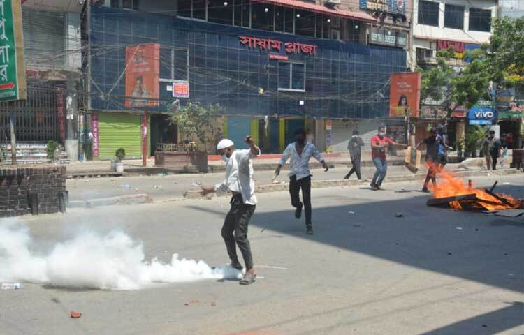দুপক্ষের সংঘর্ষে শহরের চাষাড়া এলাকা রণক্ষেত্রে পরিণত হয়েছে। ছবি: মোবাশ্বির শ্রাবণ